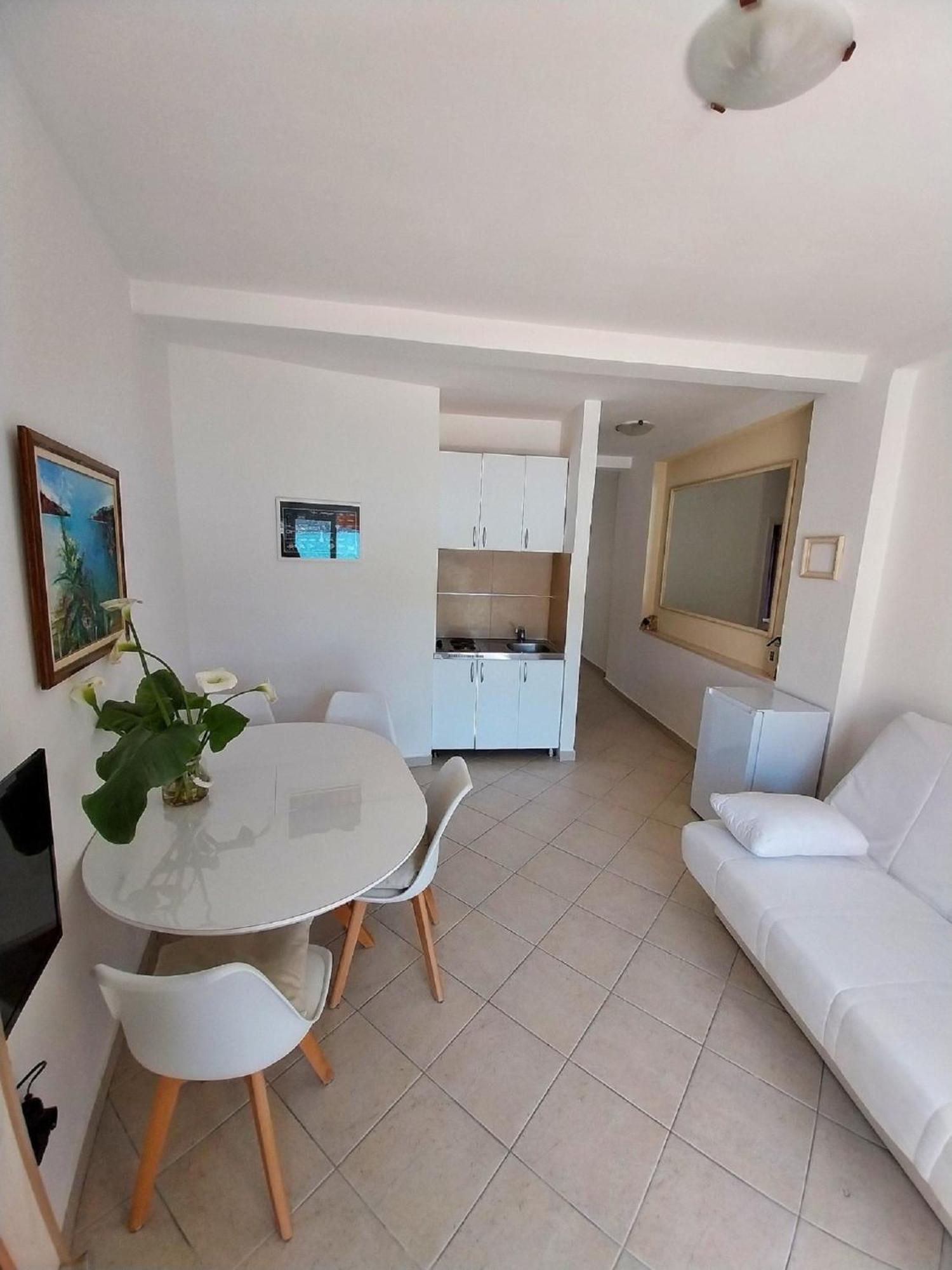 Apartments Sun House Херцег Нови Стая снимка
