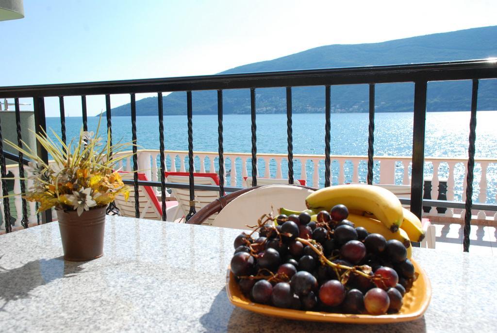 Apartments Sun House Херцег Нови Стая снимка